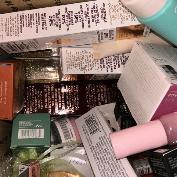 💕🫶🏽HIGH END MYSTERY BEAUTY BOX makeup and more!! - Picture 4 of 16